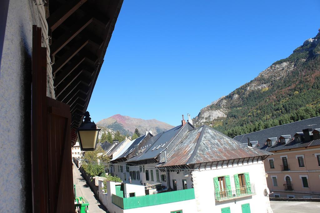 Albergue De Canfranc Estacion الغرفة الصورة